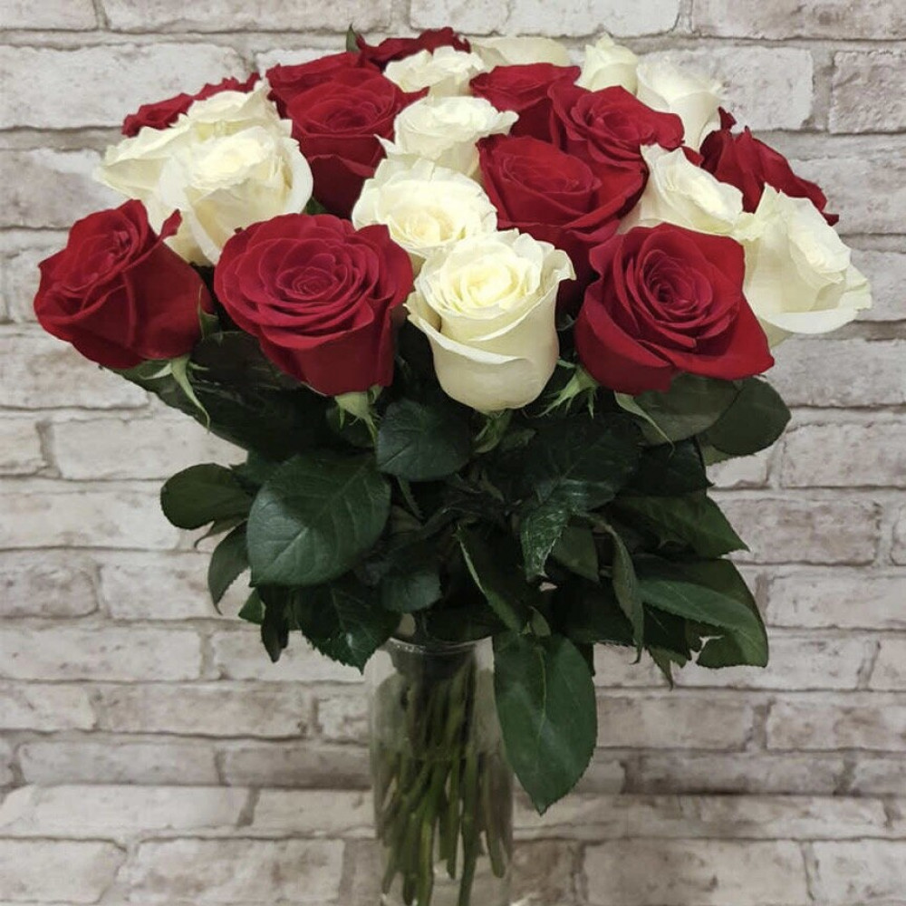 Изображение - Букет из 25 красной и белой розы 60 см - купить в Москве