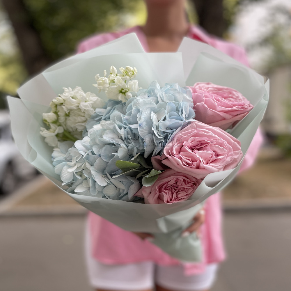 Изображение - Букет с гортензией и пионовидными розами (30) - купить в Москве